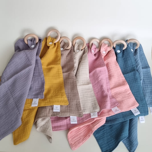 Knuffeldoekje met beuken bijtring - Lichtroze