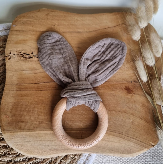 Houten bijtring met zachte konijnenoren 15cm - Zachtbruin